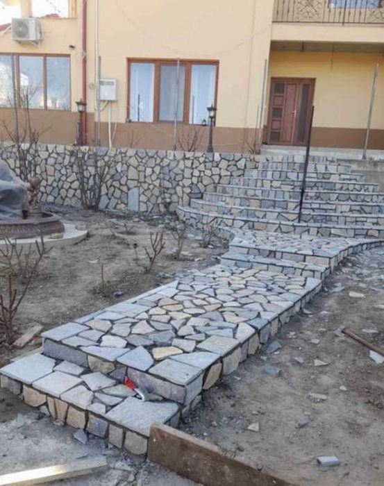 Amenajări Curți cu Piatră de Munte – Aspect Dens și Durabil