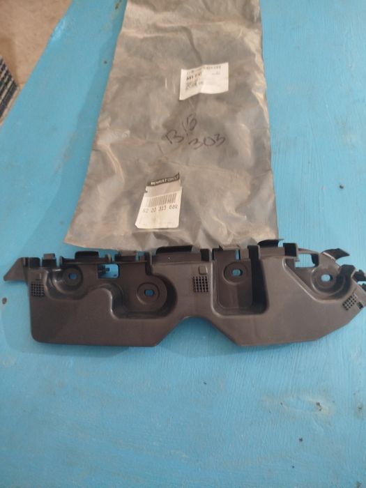 Крепление правого крыла Рено Дастер