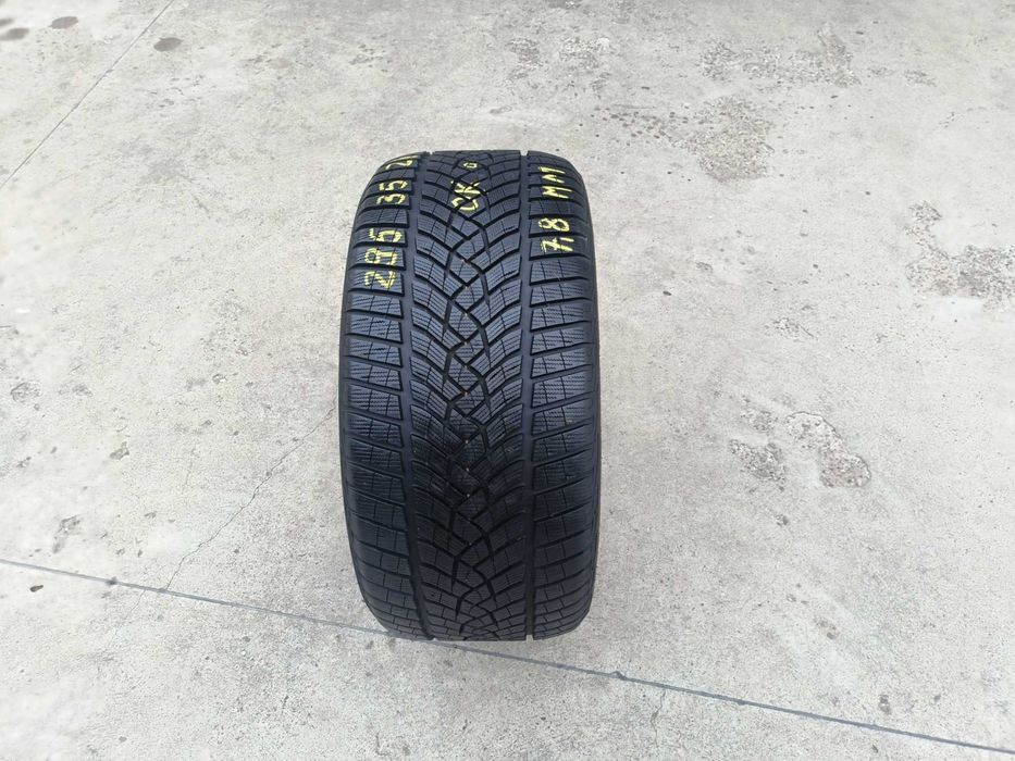 O anvelopa de iarna 295 35 21 Goodyear UltraGrip Performance 7,8 mm