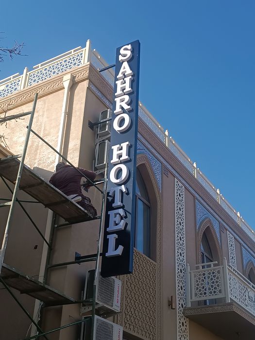 Boʻrtma harflar va bannerlar