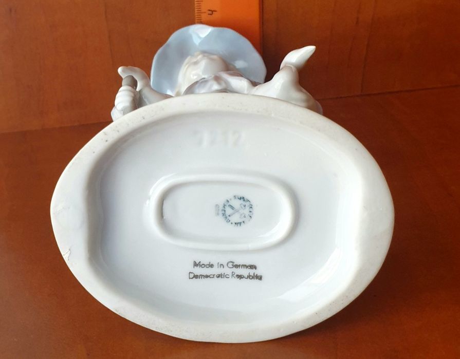 Статуэтки из фарфора дети