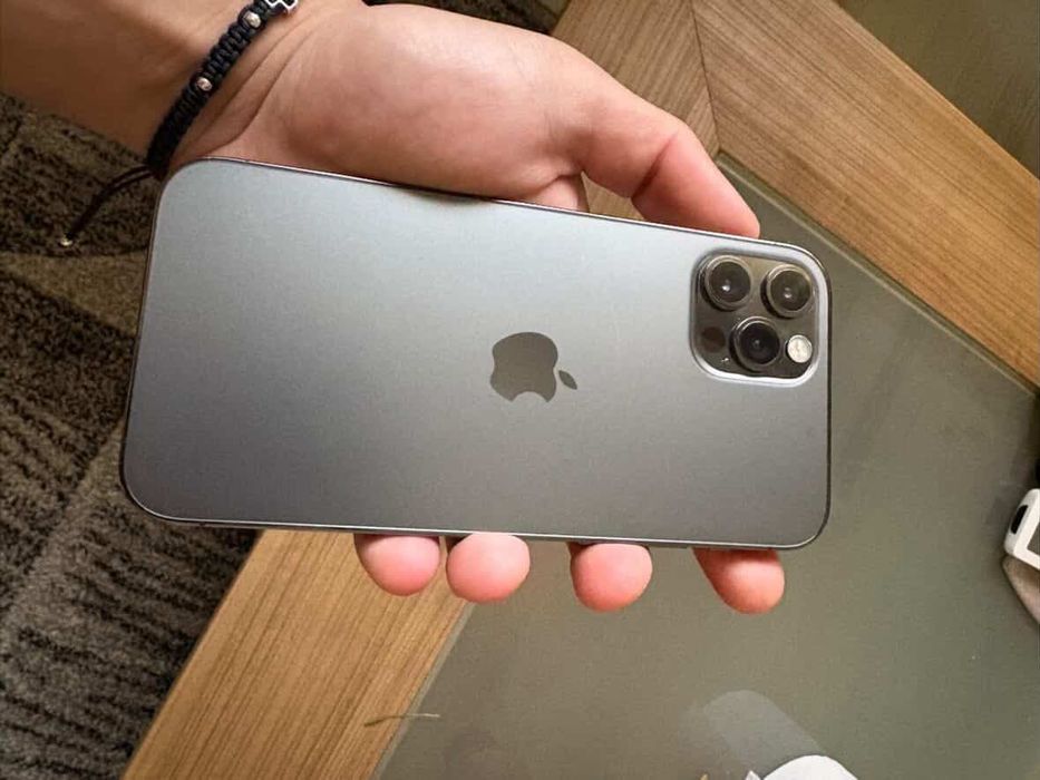 iPhone 12 Pro 256GB - запазен, носен с калъф и протектор