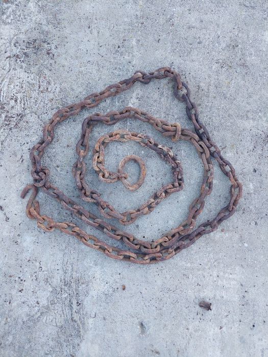 Lanțuri vechi și cruce căruță