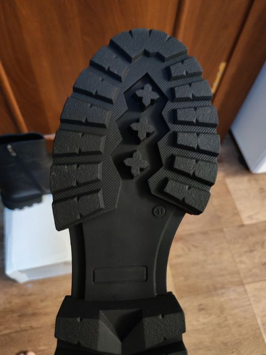 Продам новые зимние сапоги