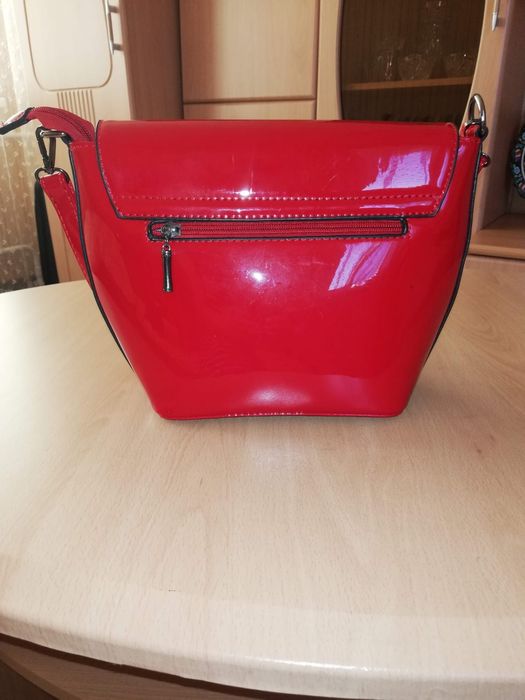 Сумка, красного цвета, лак.