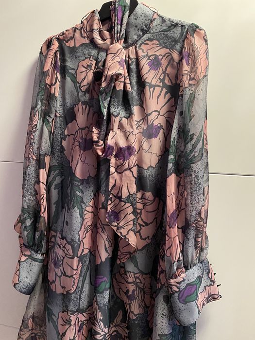 Рокля , тънка , лека с приятня подплата, с колан към нея за талията