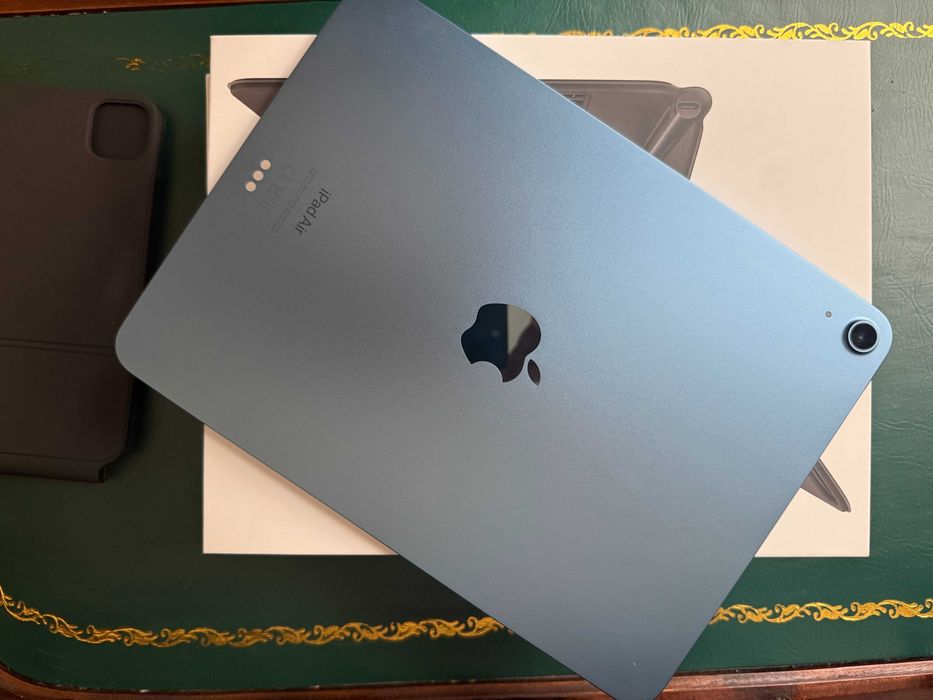 Apple, iPad Air 5 10.9" 5th Gen Wifi 64 GB + Magic Keyboard