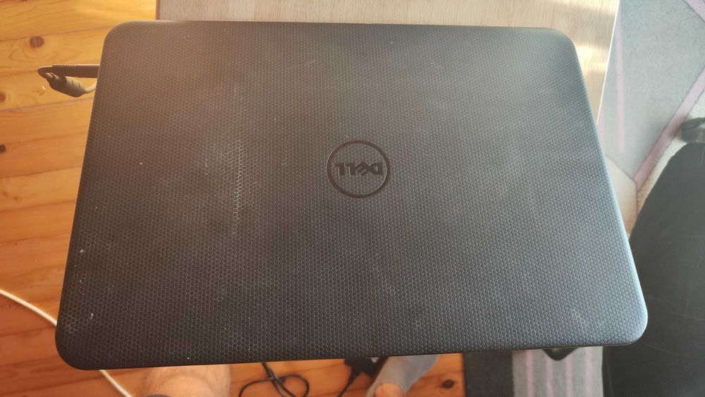 Лаптоп Dell p28f, за части/ремонт