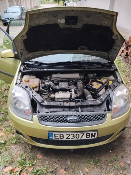 Продавам Форд Фиеста