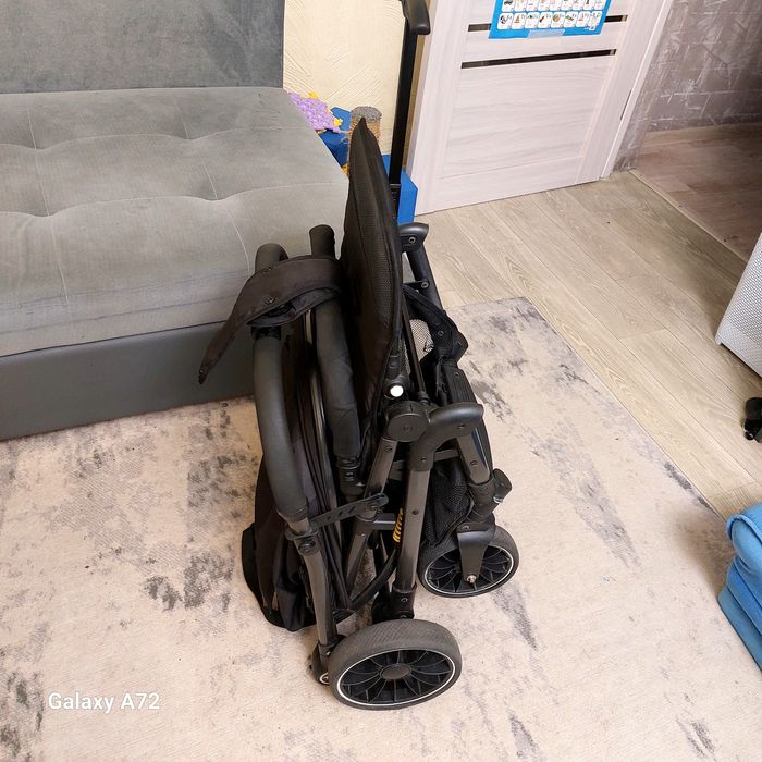 Коляска чёрная коляска