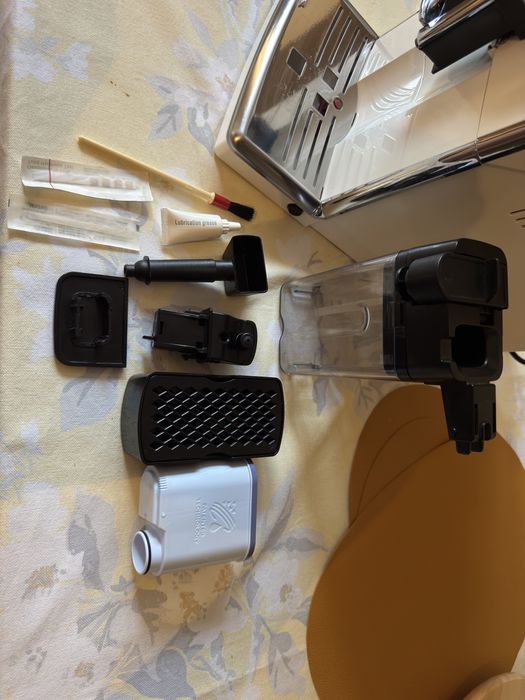 Напълно автоматична кафемашина Philips 5000 Series (бяла/хром) + Гарафа за мляко и Аксесоари – Отлично състояние!