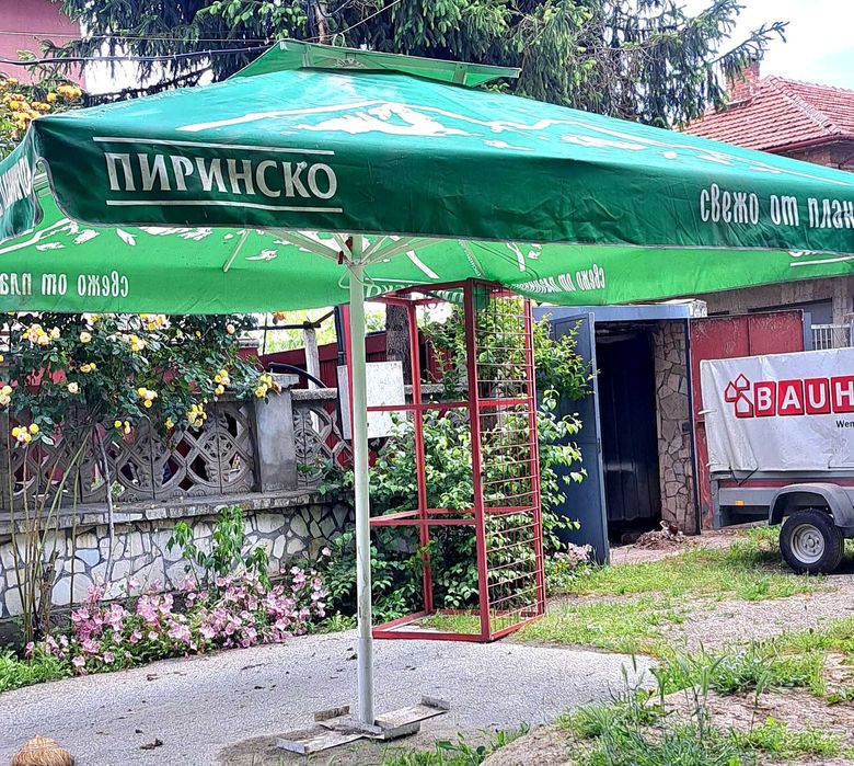 Продавам големи чадъри за двор, тераса, заведение или градина .