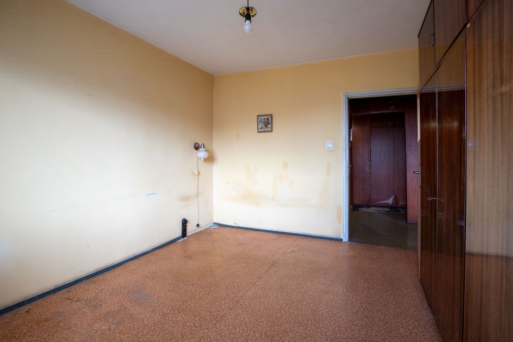 Просторен Тристаен Панелен Апартамент в Кв. Възраждане - Четири Отделни Стаи!