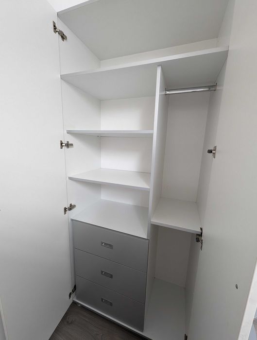 Dulap haine compartimentat, alb cu gri (150x226 cm)