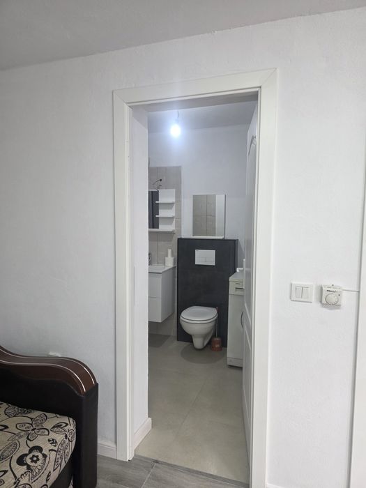 Inchiriez garsoniera parter la curte