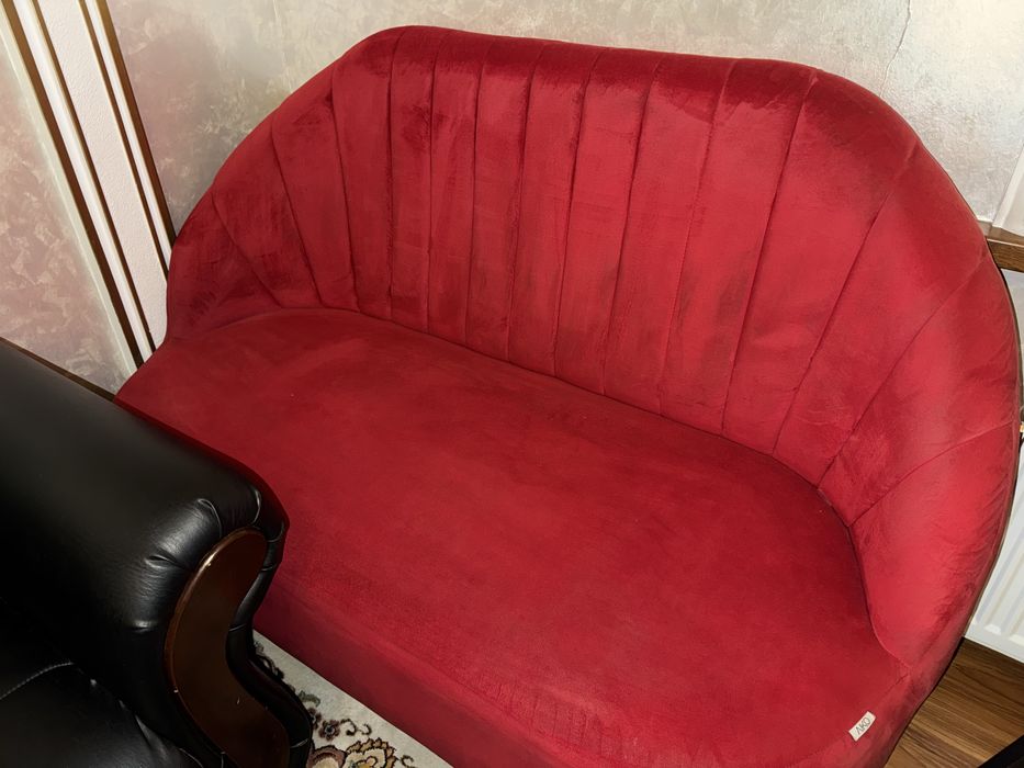 Диван красный AIKO