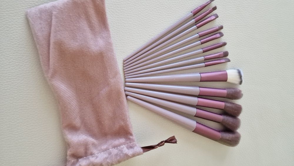 Дамски четки за грим и гуа ша