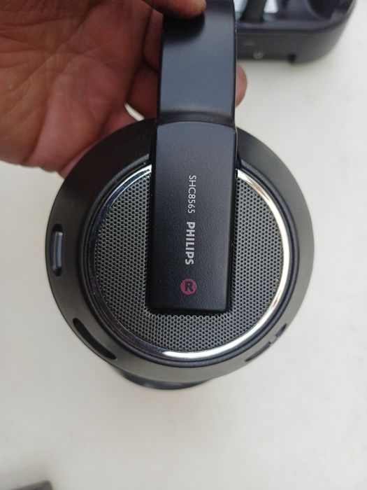 Casti Philips hi fi SHC8565 cu acumulatori Panasonic noi. 
Range 100m