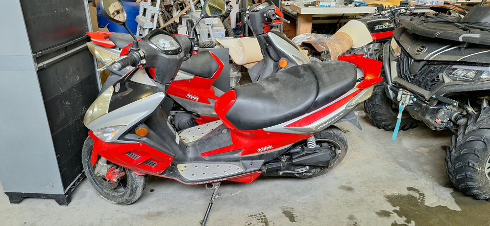 De vanzare2 scutere Pegasus r50x cu acte