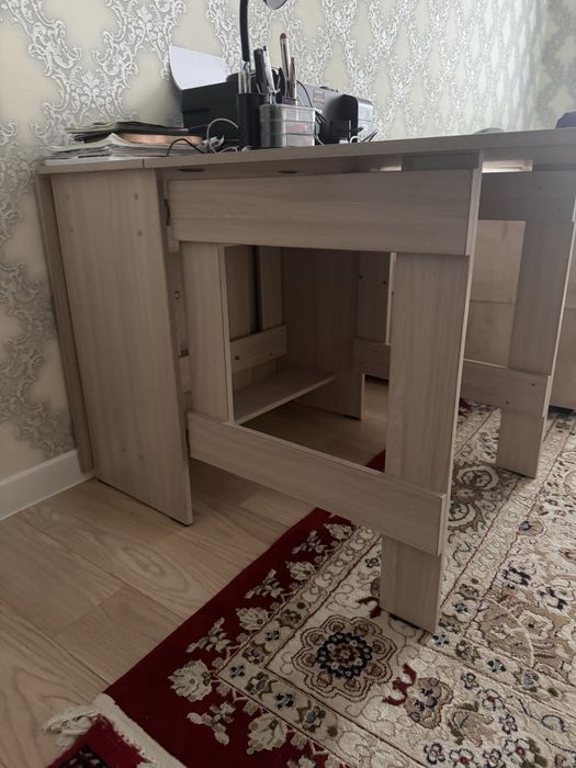 Продаю стол книжку