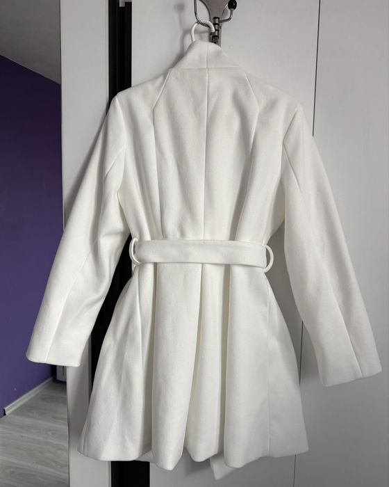 Дамско бяло палто