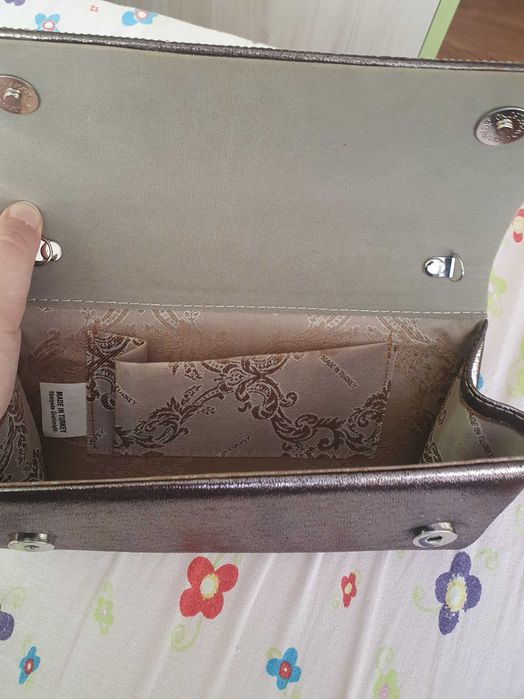 Сребриста блестяща чантичка нова