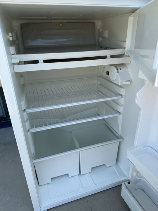 Малък хладилник с камера