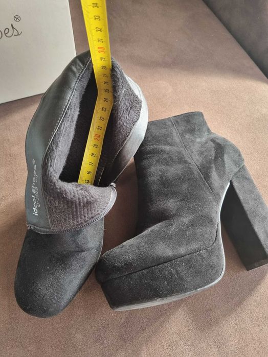 Велурени боти с дебел ток