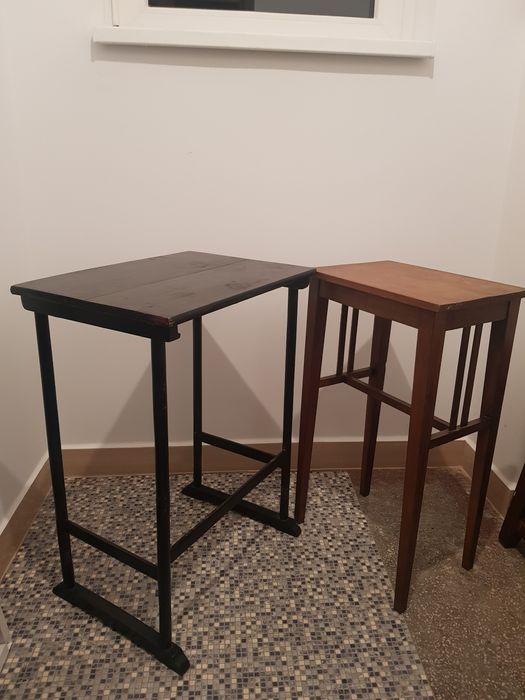 Măsuță veche din lemn.