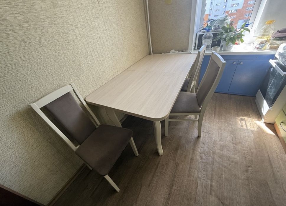 Продам стол и стулья.