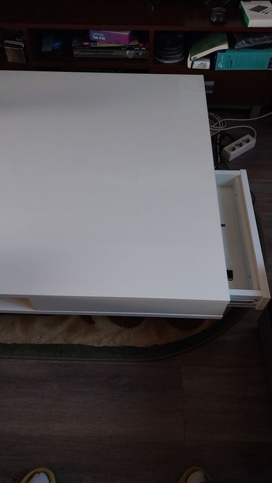 Masa living culoare alba sertare .95 /95 ,înălțime 31