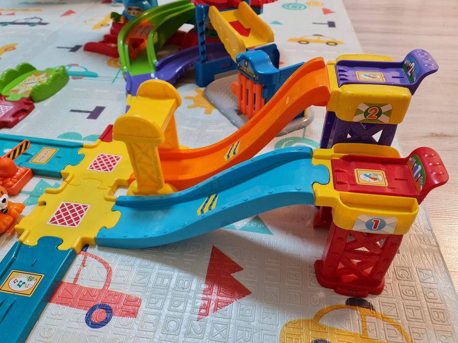 Огромен комплект интерактивни писти и 1 количка Vtech Toot-Toot Drivers