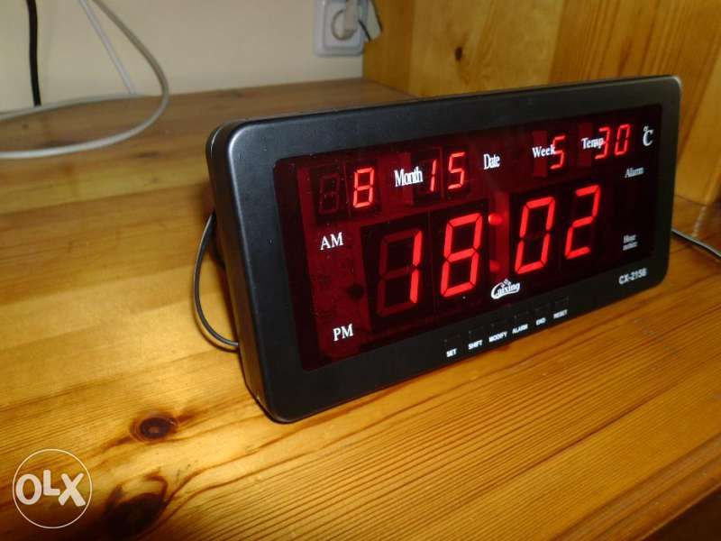 LED електронен часовник с големи цифри. Показва час, дата и температу