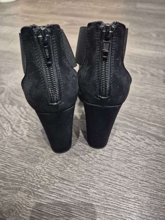 Обувки на висок ток HM