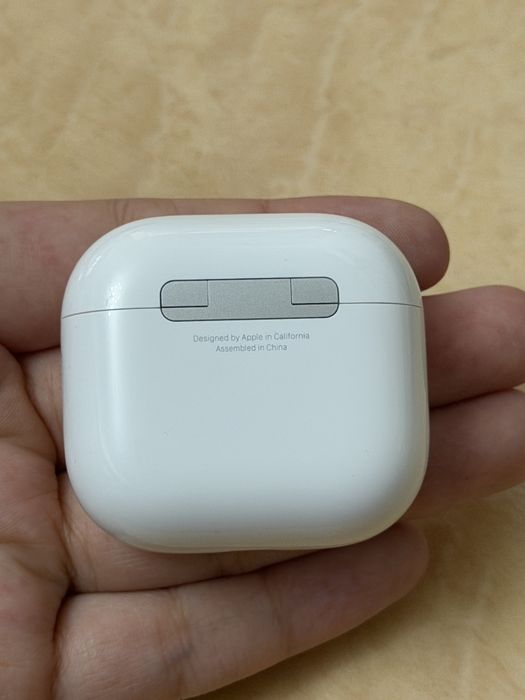 Продам Apple AirPods 4