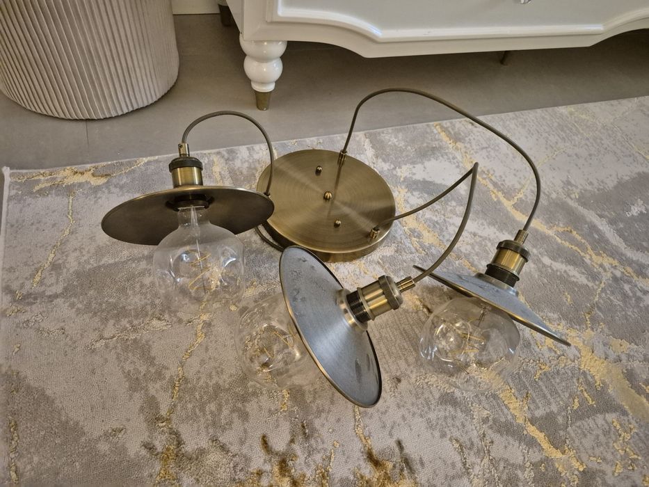 Lustra cu 3 becuri led supra dimensionate în  Finisaj Alama / Cupru