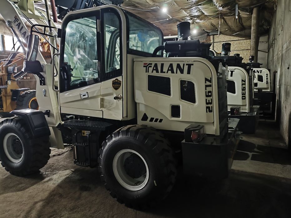 В продаже фронтальные погрузчики