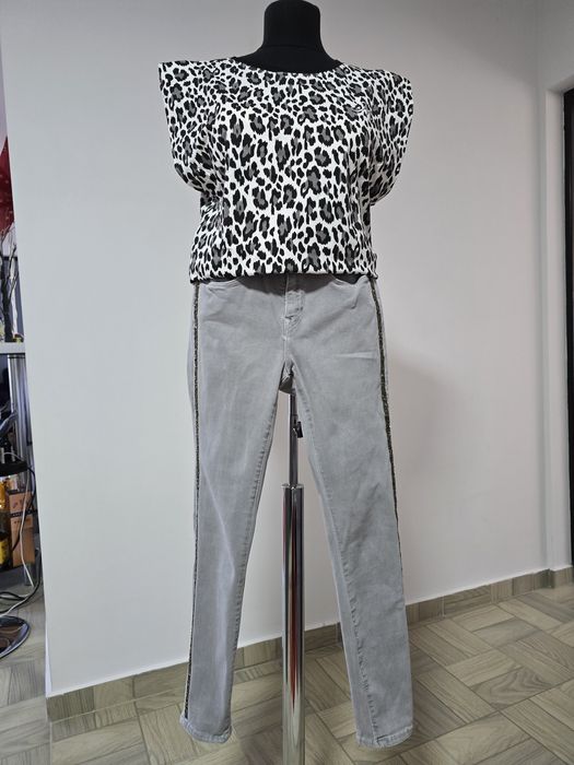 Blugi Zara cu vipusca din paiete argintii, mas S/M