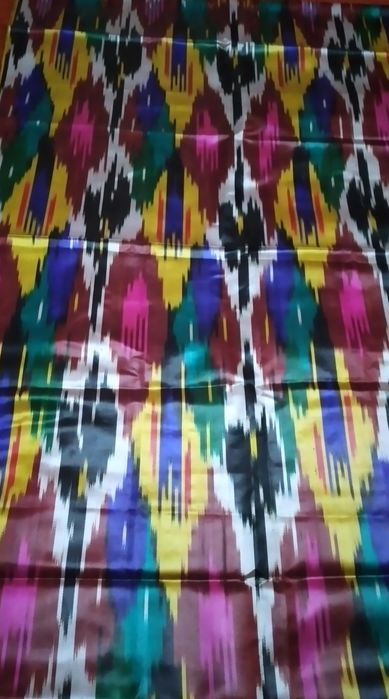 Миллий ипак атлас материал сотилади.