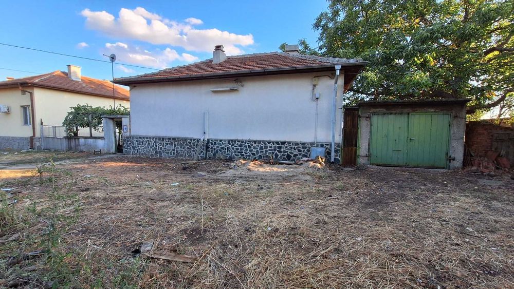 Продава къща с двор