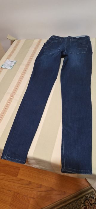 Blugi originali,  marca Guess , marimea M