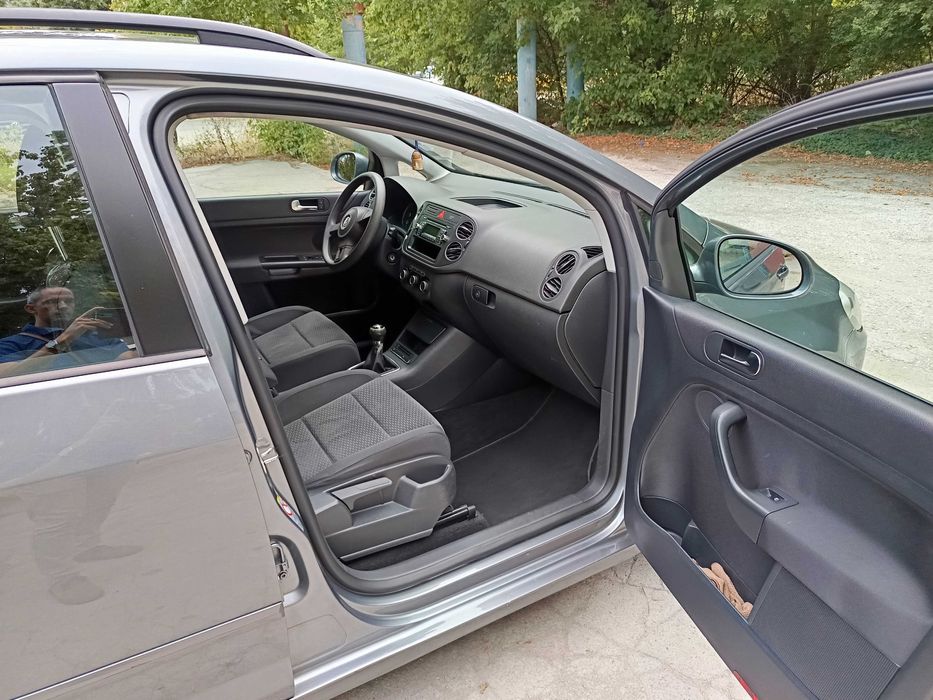 Лек автомобил Volkswagen Golf +