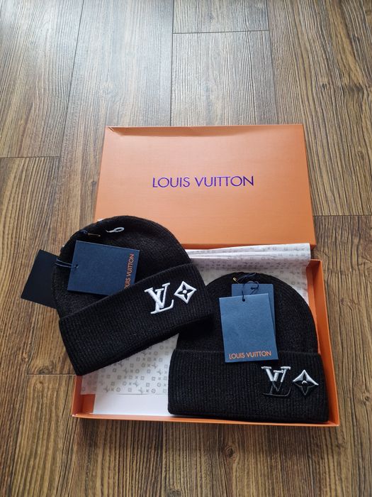Страхотни зимни шапки LV в кутии 2 бр