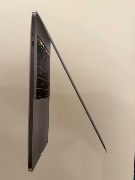 Macbook Pro 15,4" model A1990 2019 touch bar i7 16gb 256Gb