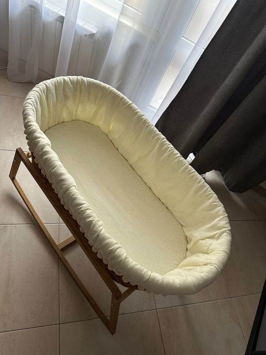 Плетено бебешко легло от естествена върба, люлееща. Кокосов матрак