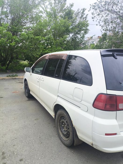Nissan liberty 2001 года
