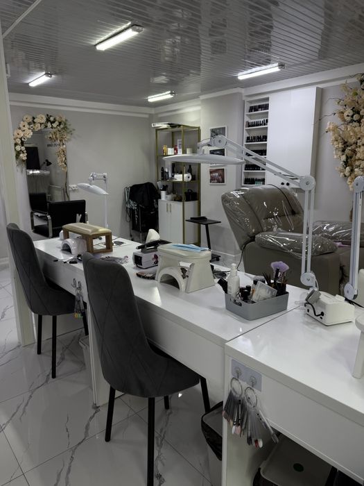 Сдам стол мастеру маникюра