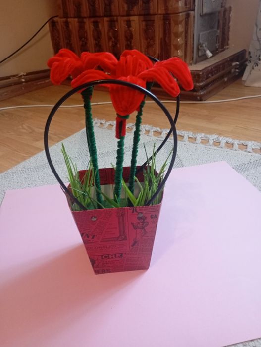 Flori făcute manual cu sârmă plușată