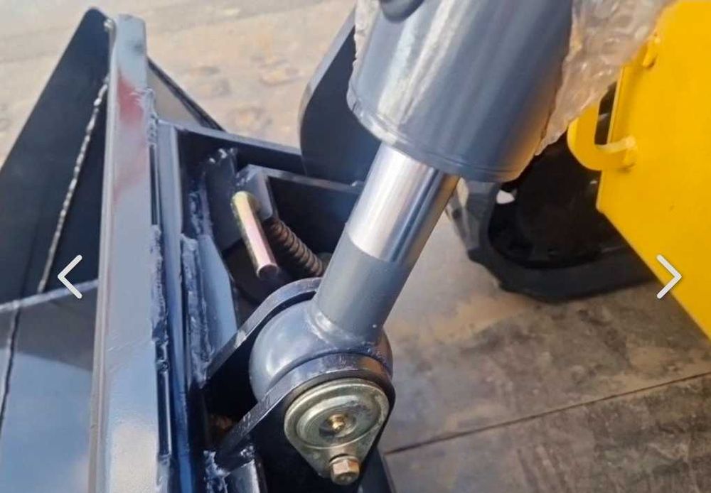 Mini Incarcator Frontal pe Senile