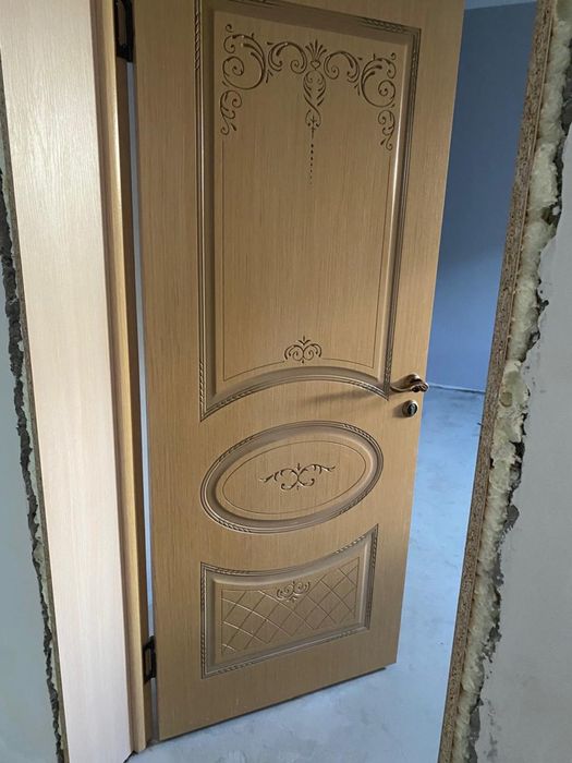 Продаю деревянную дверь